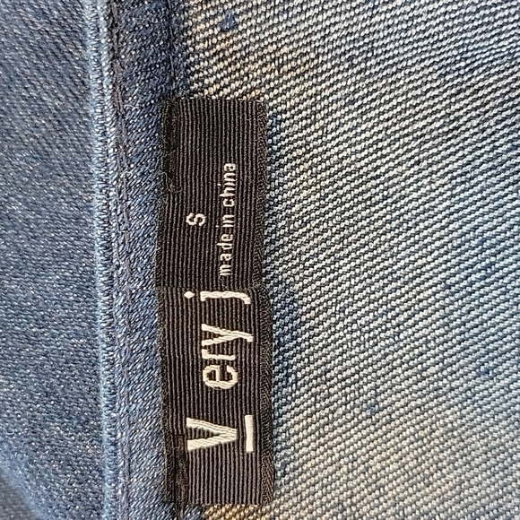 Very J denim jumper with pockets.  100% cotton. Size is Small - Picture 7 of 8